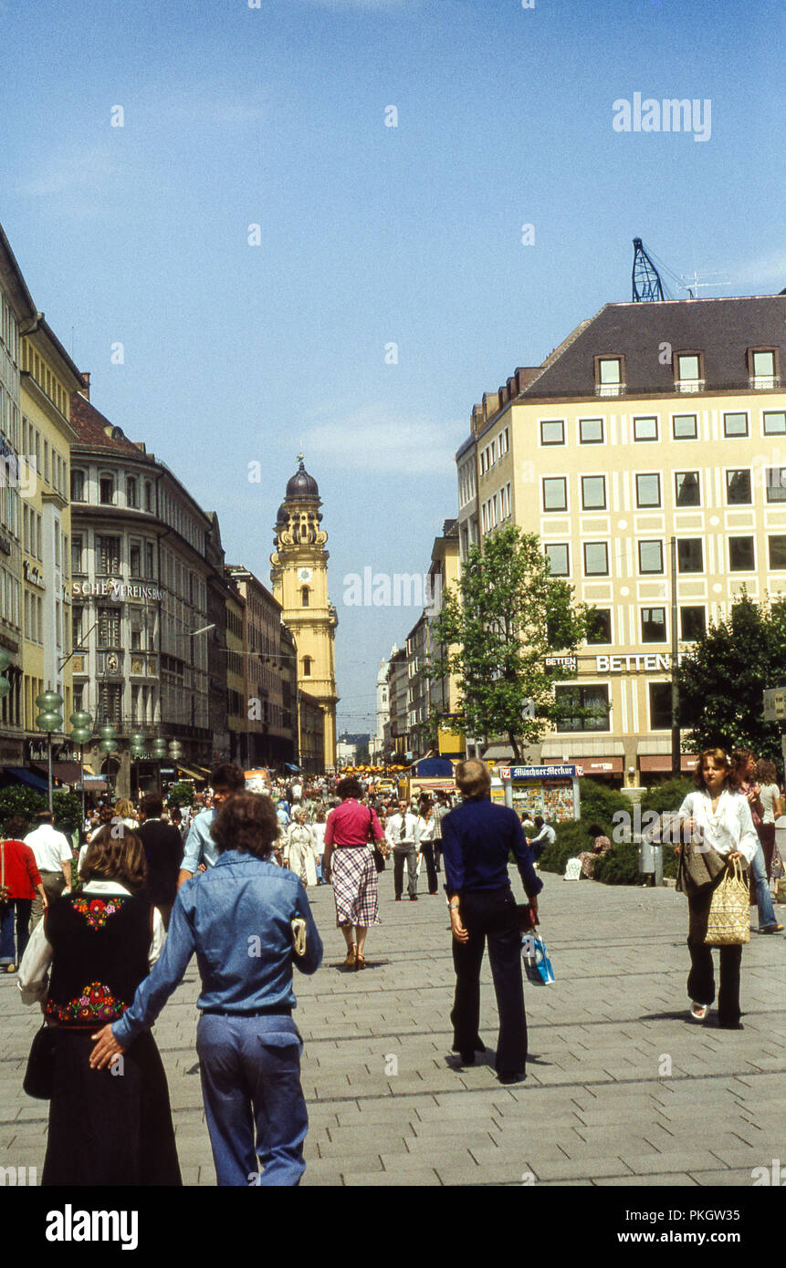 En Theatinerstrasse del casco antiguo de Munich, como se ha visto aquí en el 1970. Foto tomada en el archivo original de diapositivas de 35mm. Foto de stock