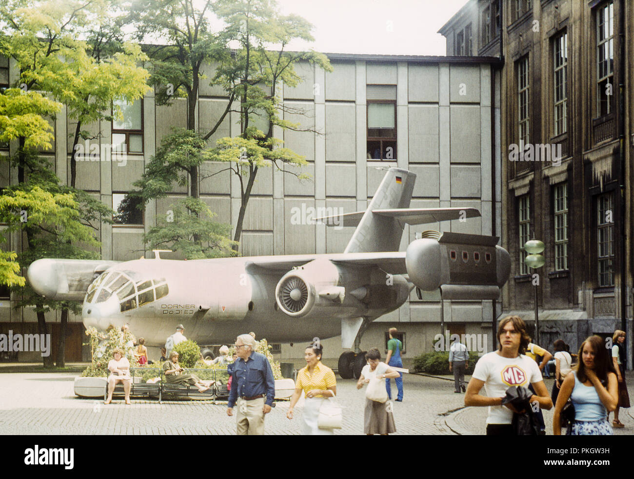 El patio del Deutsches Museum, Munich, Alemania, en 1979. El avión que puede verse es el Dornier DO 31 E3. Foto de stock
