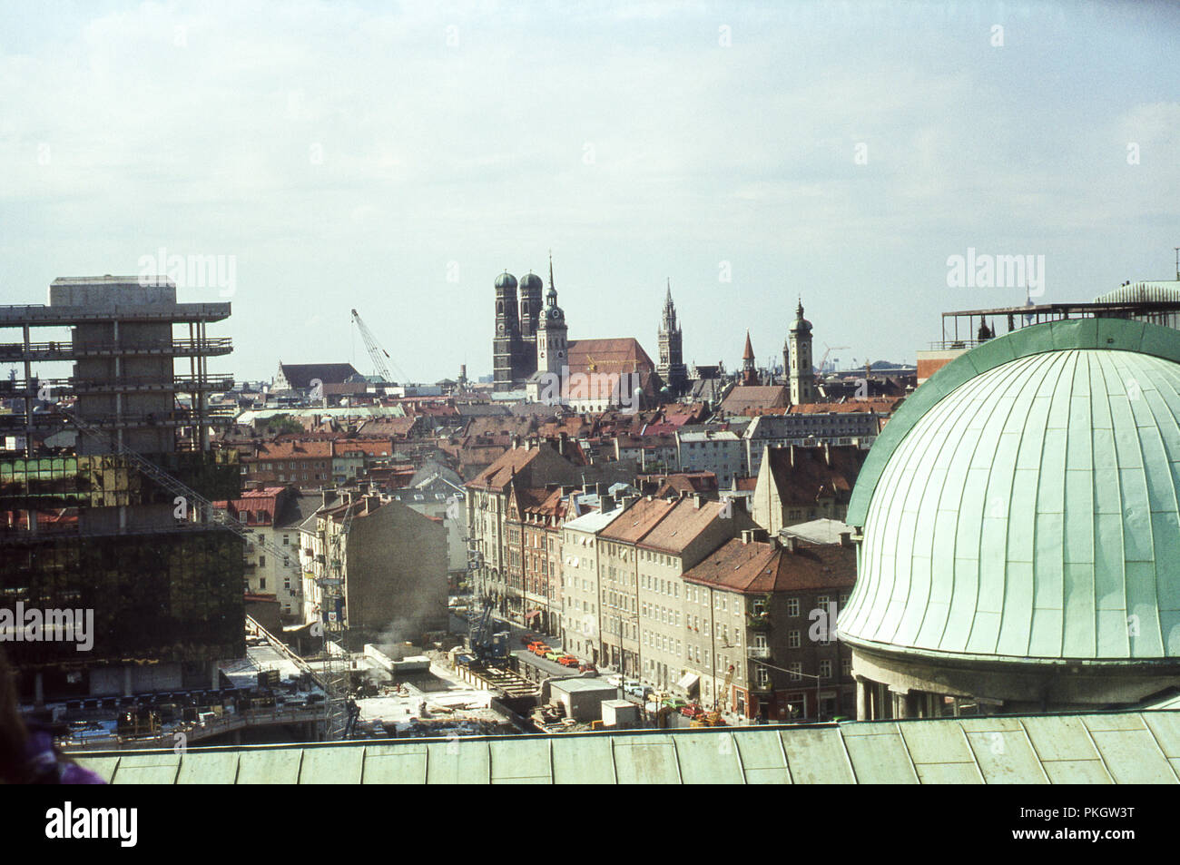 Horizonte de Munich como se ve desde el techo del Deutsches Museum en 1979. El edificio a la izquierda es el de la nueva Oficina Europea de Patentes (OEP) sobre Kohlstrasse. Archivo original imagen tomada en 1979. Foto de stock
