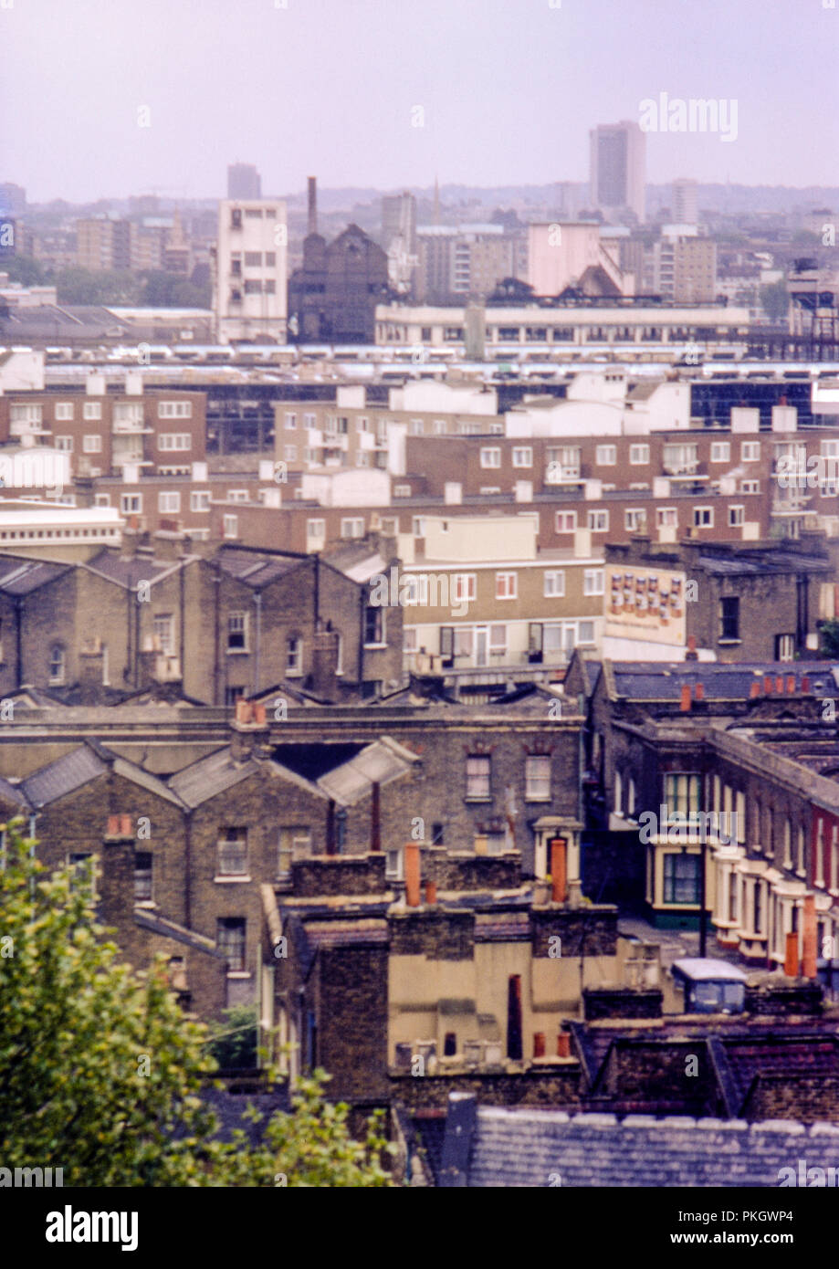 Vista de la azotea a través de Brixton y Londres desde una torre de pisos en Ferndale Road adoptadas en 1970 en la película diapositiva color de 35 mm. Foto de stock