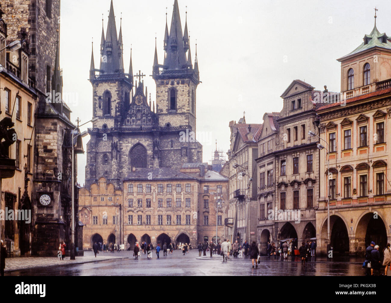 Iglesia de Nuestra Señora en frente del Týn y el Antiguo Ayuntamiento, en la Plaza de la Ciudad Vieja de Praga, adoptada en abril de 1973 en la antigua Checoslovaquia. Imagen de archivo original. Foto de stock