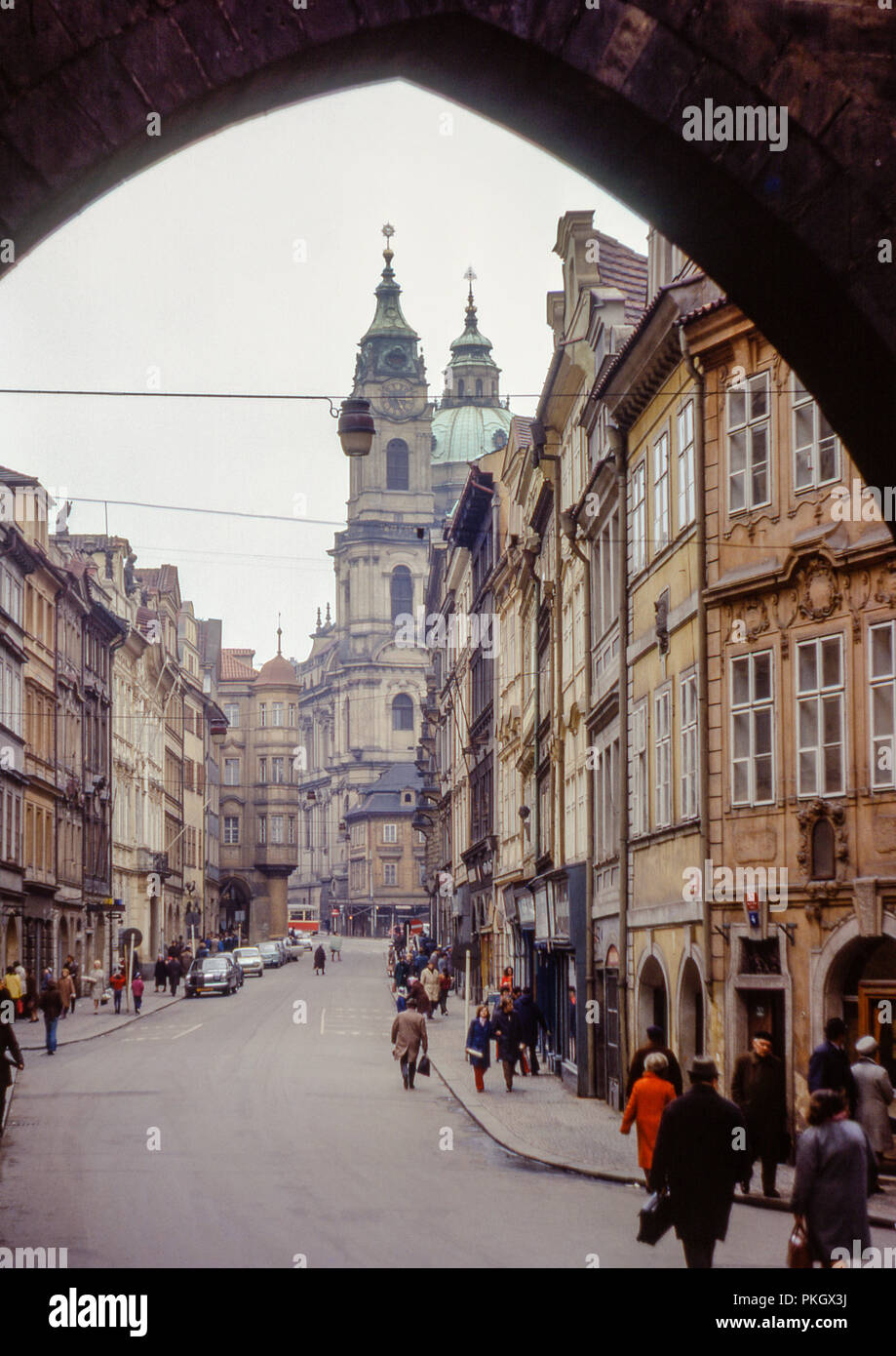 Vista de la Iglesia de San Nicolás desde debajo de la Torre del Puente de la Ciudad Vieja en Praga, Checoslovaquia, en abril de 1974. Archivo Foto original. Foto de stock