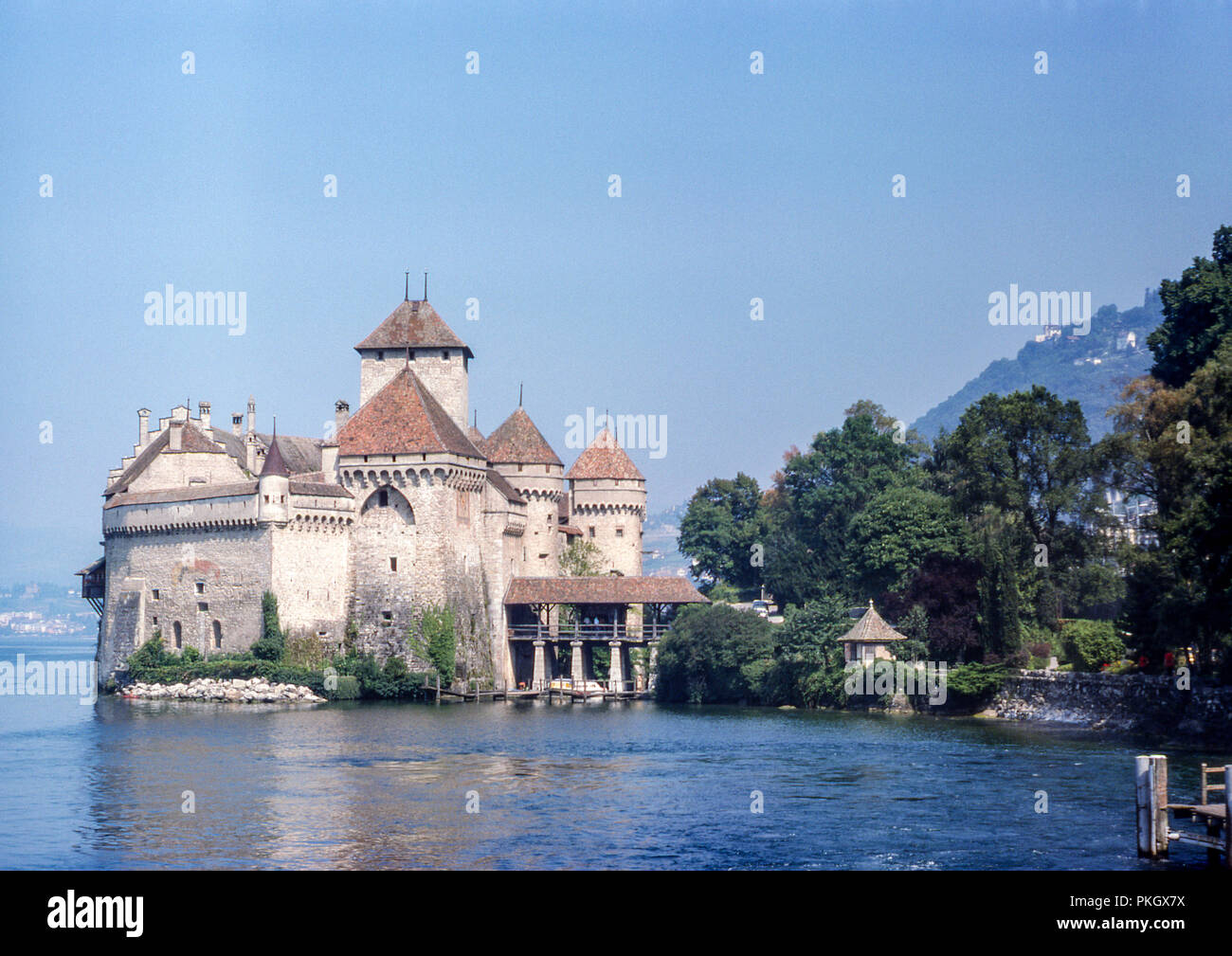 Castillo de Chillon, Castillo de Chillon a orillas del lago de Ginebra, Suiza. Foto original tomada en agosto de 1975 en diapositivas de 35mm. Foto de stock