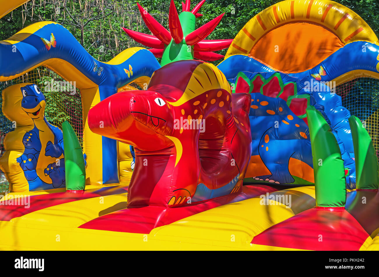 Suaves y multicolores para niños trampolín inflable para actividades al aire libre kids Fotografía de stock -