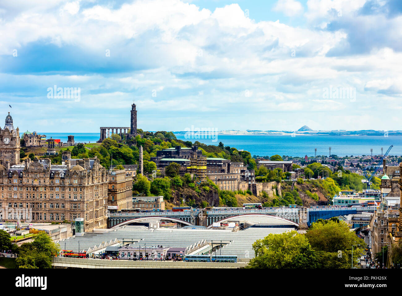 Ciudad de Edimburgo edificio urbano skyline vista aérea del Castillo de Edimburgo con Calton Hill Foto de stock