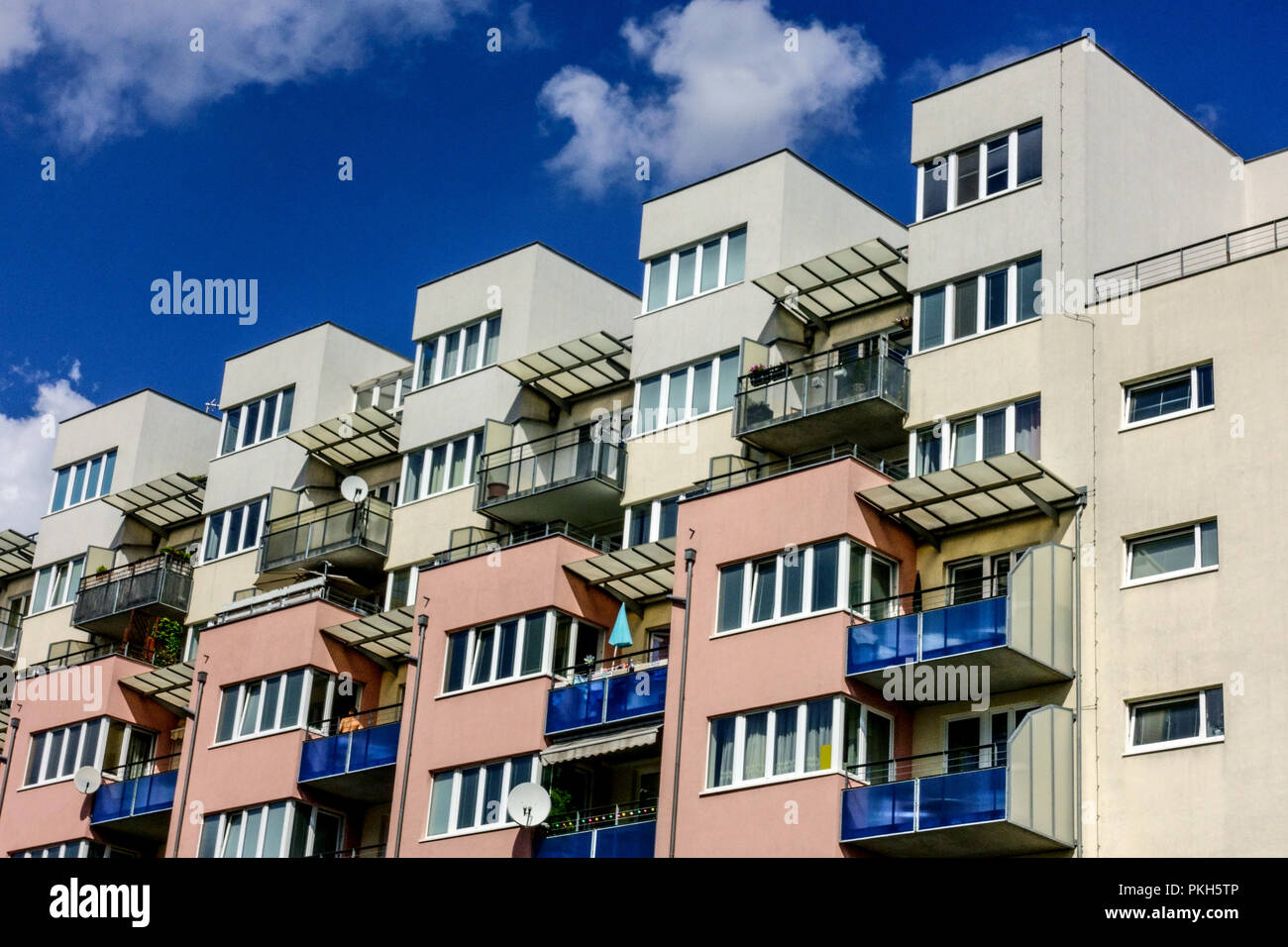 Nuevos apartamentos y pisos construidos en la urbanización de Praga, Stodulky, Praga, República Checa Pisos en checo Foto de stock