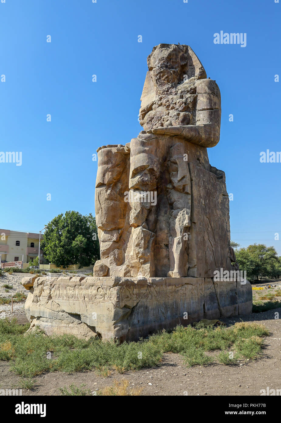 Los Colosos de Memnon, dos enormes estatuas de piedra del faraón Amenhotep III en la necrópolis tebana en Luxor, Egipto, África Foto de stock