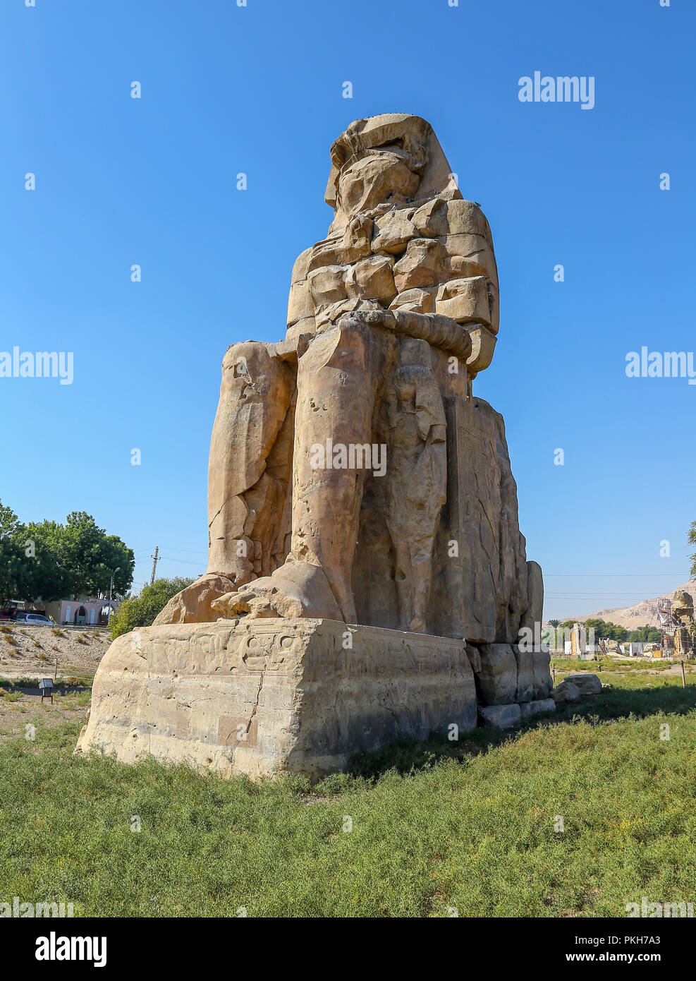 Los Colosos de Memnon, dos enormes estatuas de piedra del faraón Amenhotep III en la necrópolis tebana en Luxor, Egipto, África Foto de stock