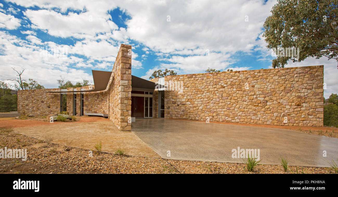 Vista panorámica del edificio público, moderno centro de visitantes en el Parque Nacional Warrumbungle, con un diseño único y construido de piedra local NSW Foto de stock