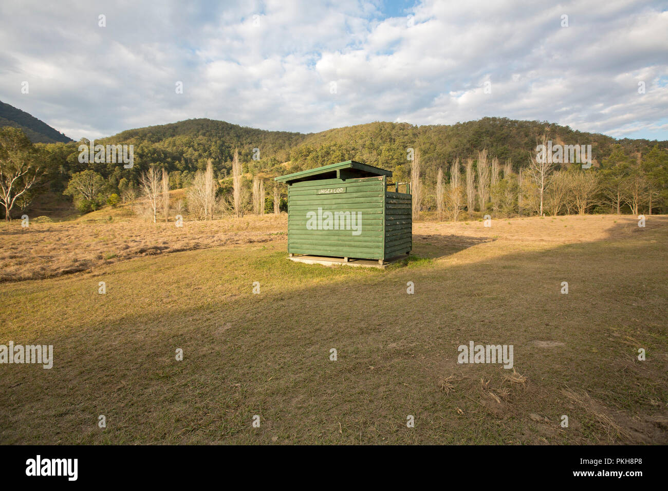 La construcción de viviendas de madera pozo WC en el campo adyacente a las colinas boscosas en la zona de camping rural en Nueva Gales del Sur (NSW, Australia Foto de stock
