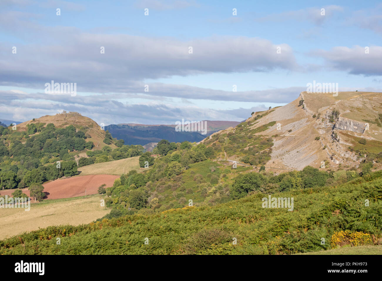 Los acantilados de piedra caliza de Eglwyseg acantilado sobre el valle de Llangollen, Gales, Reino Unido Foto de stock