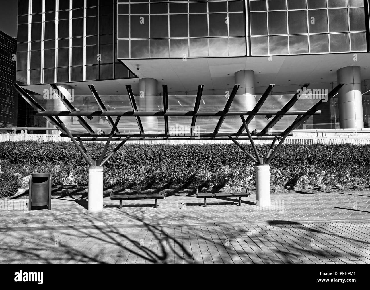 Ubicación - Fecha - parada de autobús en el Woodlands TX en B&W Foto de stock