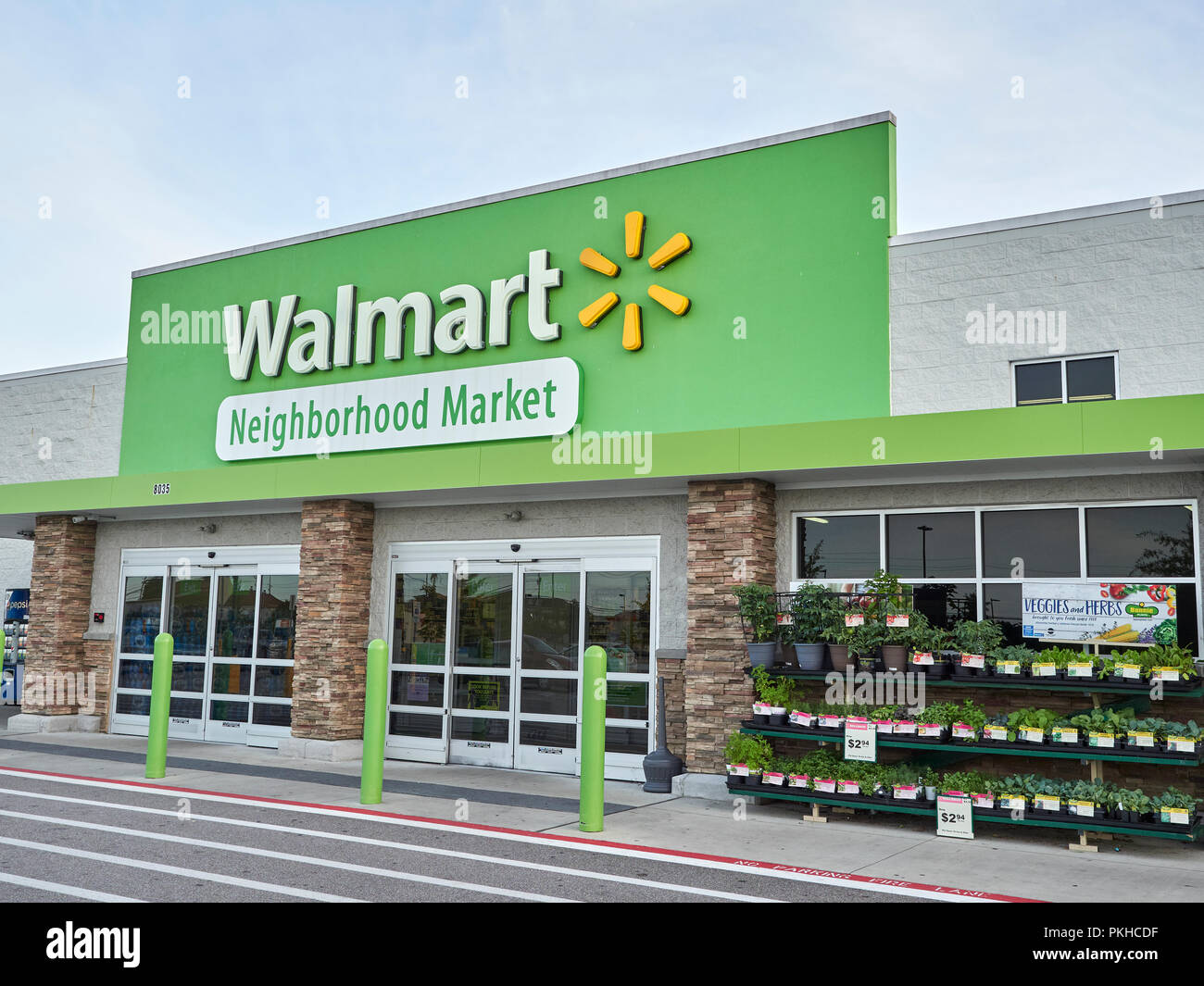 Walmart mercado de barrio o supermercado, tienda de ultramarinos, exterior entrada delantera en Montgomery, Alabama, Estados Unidos. Foto de stock