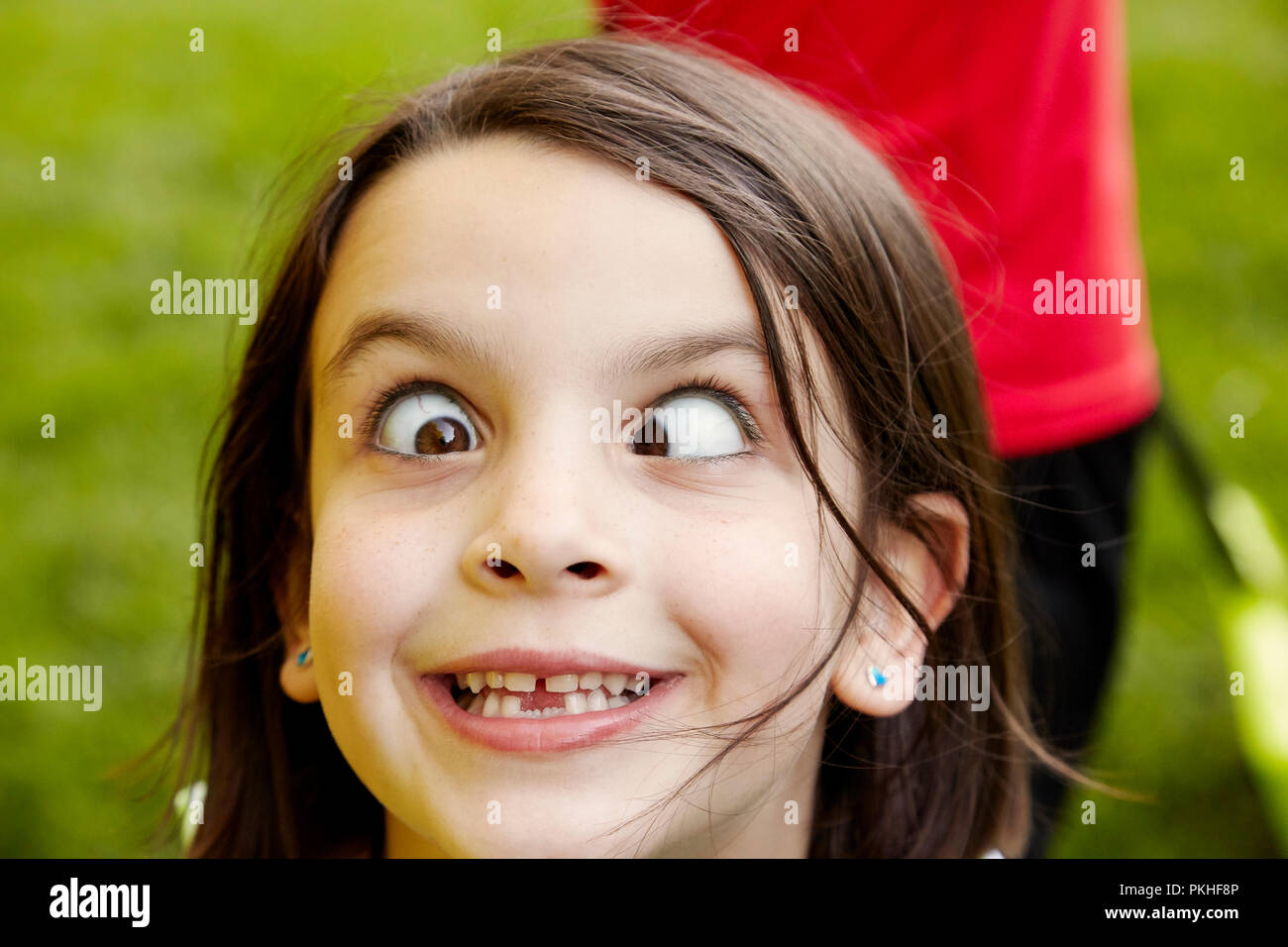persuadir carrera Escéptico Niño haciendo caras graciosas fotografías e imágenes de alta resolución -  Alamy