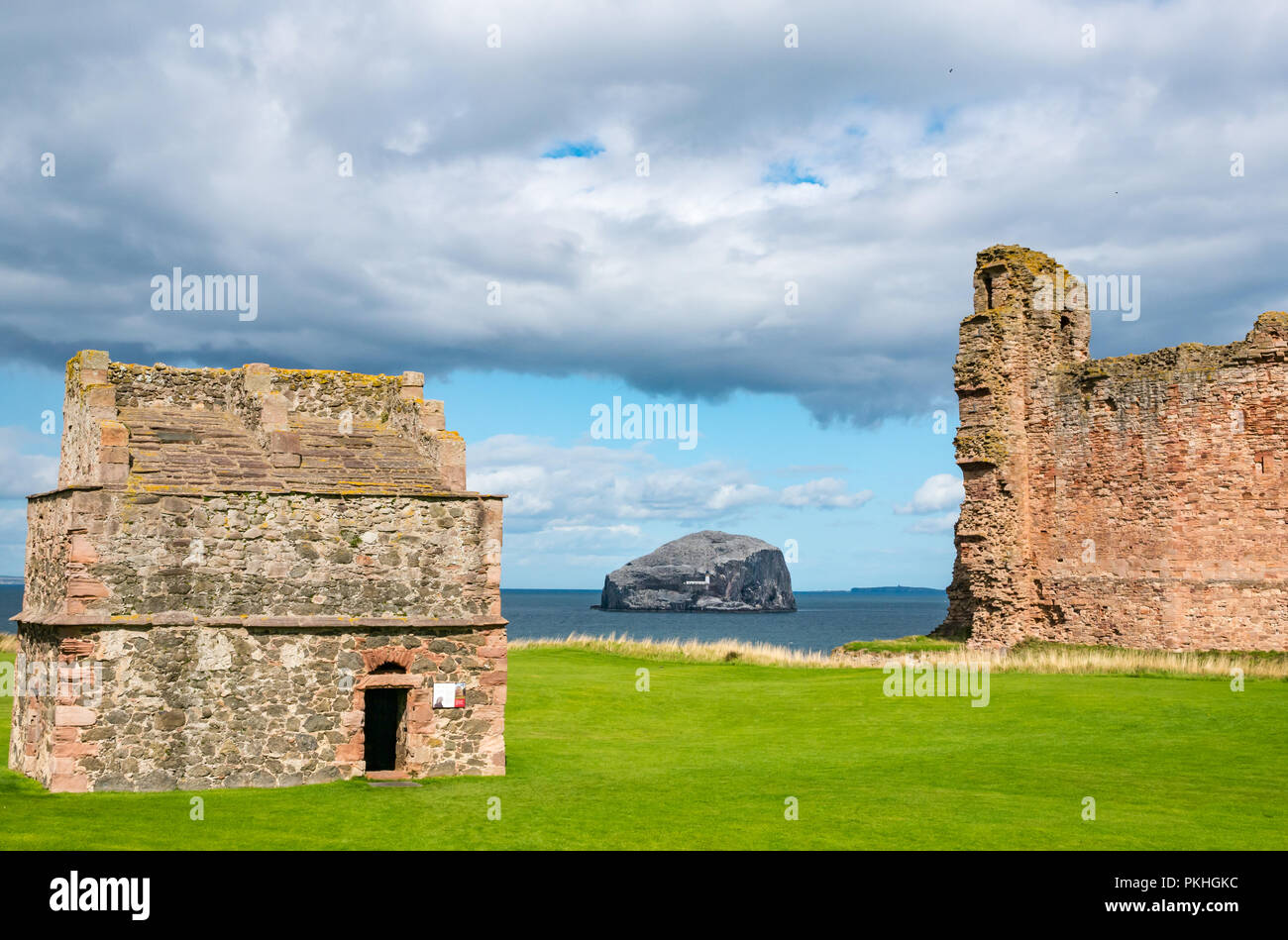 Antiguo palomar, Bass Rock y el siglo 14 cortina de pared fortificada Tantallon Castillo, East Lothian, Escocia, Reino Unido Foto de stock