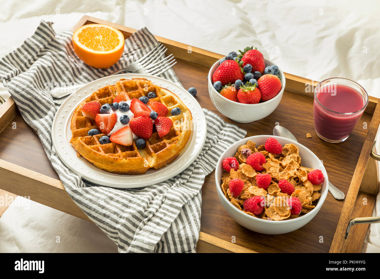 Buen desayuno casero en la cama con gofres, cereales de frutas Fotografía  de stock - Alamy