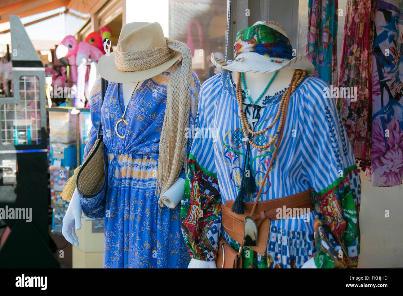Gipsy estilo boho ropa y accesorios a la venta fuera de una tienda en  Saintes Marie de la mer, Camargue, Francia Fotografía de stock - Alamy