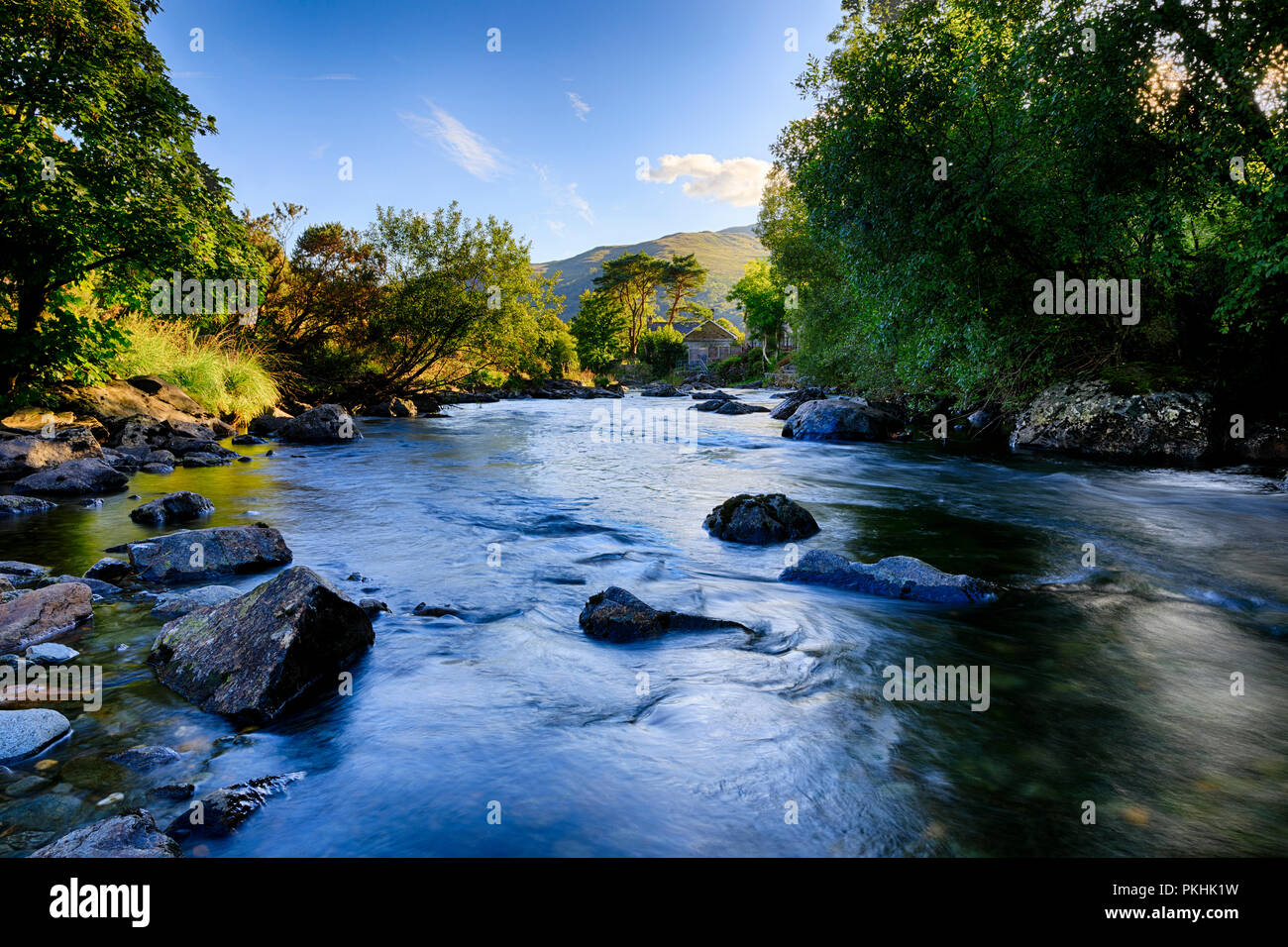 Afon Glaslyn en Snowdonia (Eryri), Gales (Cymru), Reino Unido, que fluye más allá de la aldea de Beddgelert. Foto de stock
