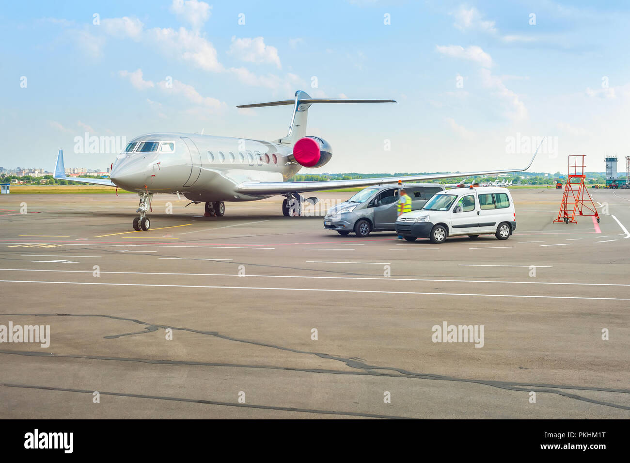 Aviones y coches en la pista de aterrizaje del aeropuerto internacional Zhuliany, Kiev, Ucrania Foto de stock