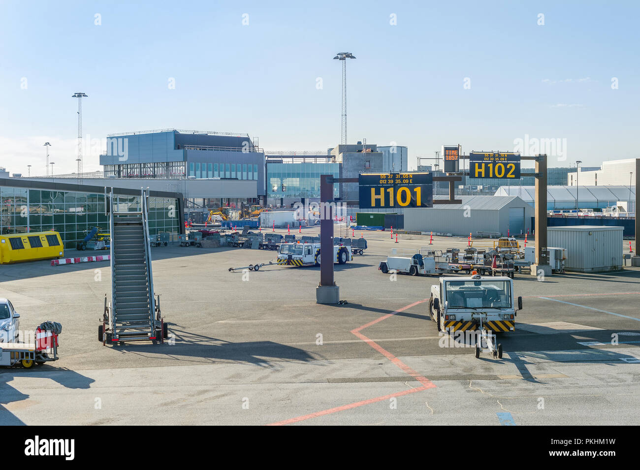 Portaequipaje autos y pasillo por la terminal del aeropuerto, Copenhague, Dinamarca Foto de stock