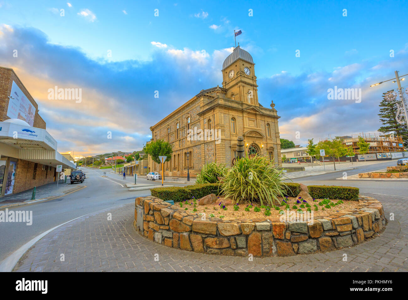 Albany, Australia - Dec 28, 2017: Albany icónico Ayuntamiento de la ciudad con la torre del reloj es inaugurado en 1888 es el primer edificio construido cívica en la calle York, Albany, en Australia Occidental, en penumbra. Foto de stock
