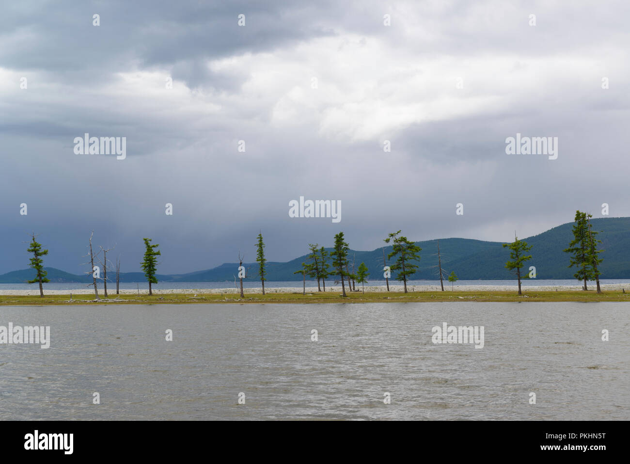 Nubes oscuras colgando sobre el lago Khovsgol, Mongolia. Foto de stock