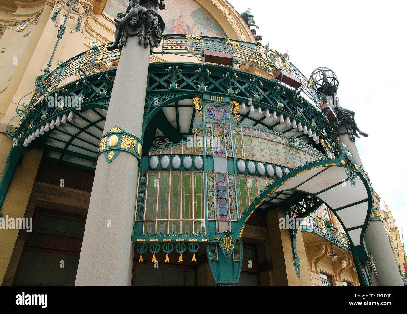 República Checa. Praga. La Casa Municipal (Obecni Dum). 1905-1911. La construcción cívica. Estilo Art Nouveau. Fue diseñado por Osvald Polívka y Antonin Balsanek. Su decoración interior fue realizado por Mikolas Ales y Alfons Maria Mucha. Detalle de la entrada principal. La Plaza de la República. Foto de stock