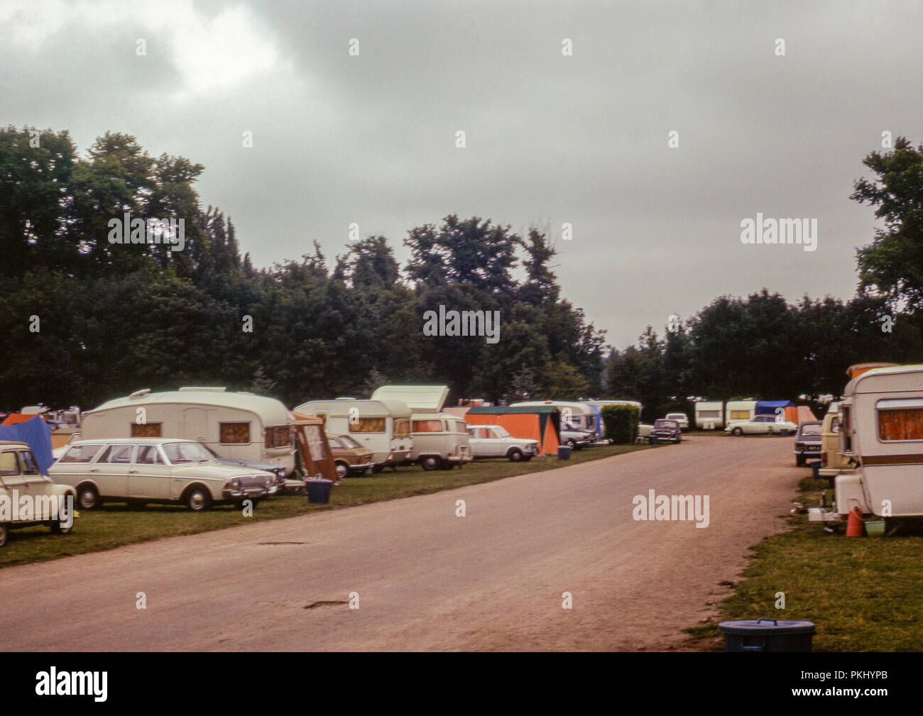 Un Británico de caravanas y camping en agosto de 1973 - Imagen de archivo original. Foto de stock