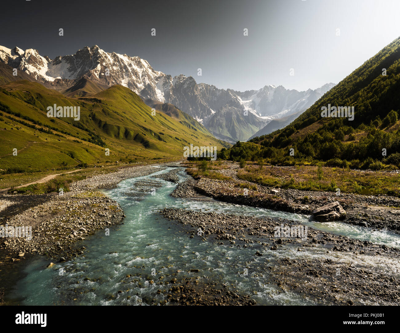 Río glacial en Ushguli, Svaneti Foto de stock