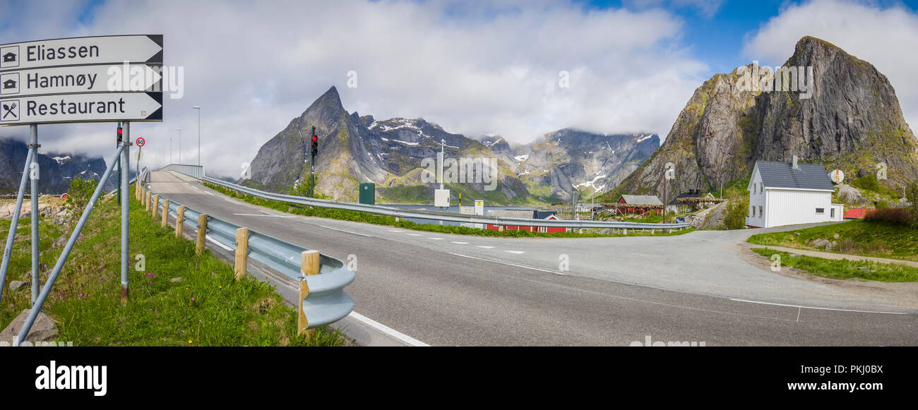 La realidad de la famosa ciudad turística en Hamnoy, Islas Lofoten, Noruega Foto de stock