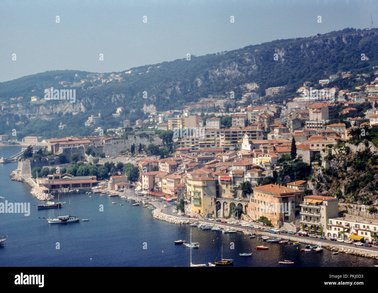 Villefranche-sur-Mer, en la Riviera Francesa, adoptada en agosto de 1975 en 35mm color película diapositiva. Foto de stock