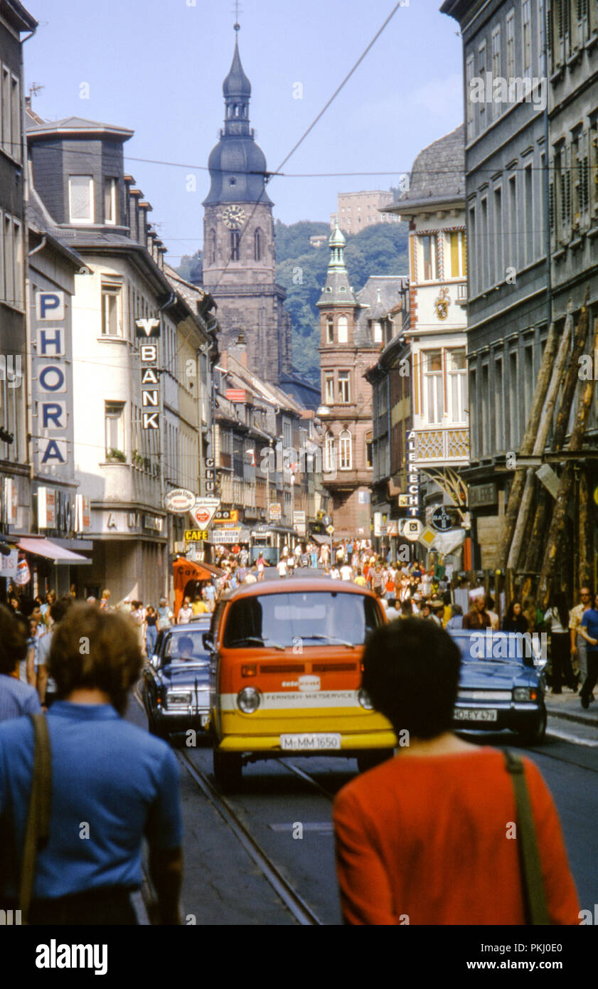 Ocupado con los compradores y tráfico en la Hauptstrasse, Altstadt, Heidelberg, Alemania adoptadas en agosto de 1973. El archivo original de la fotografía. Foto de stock