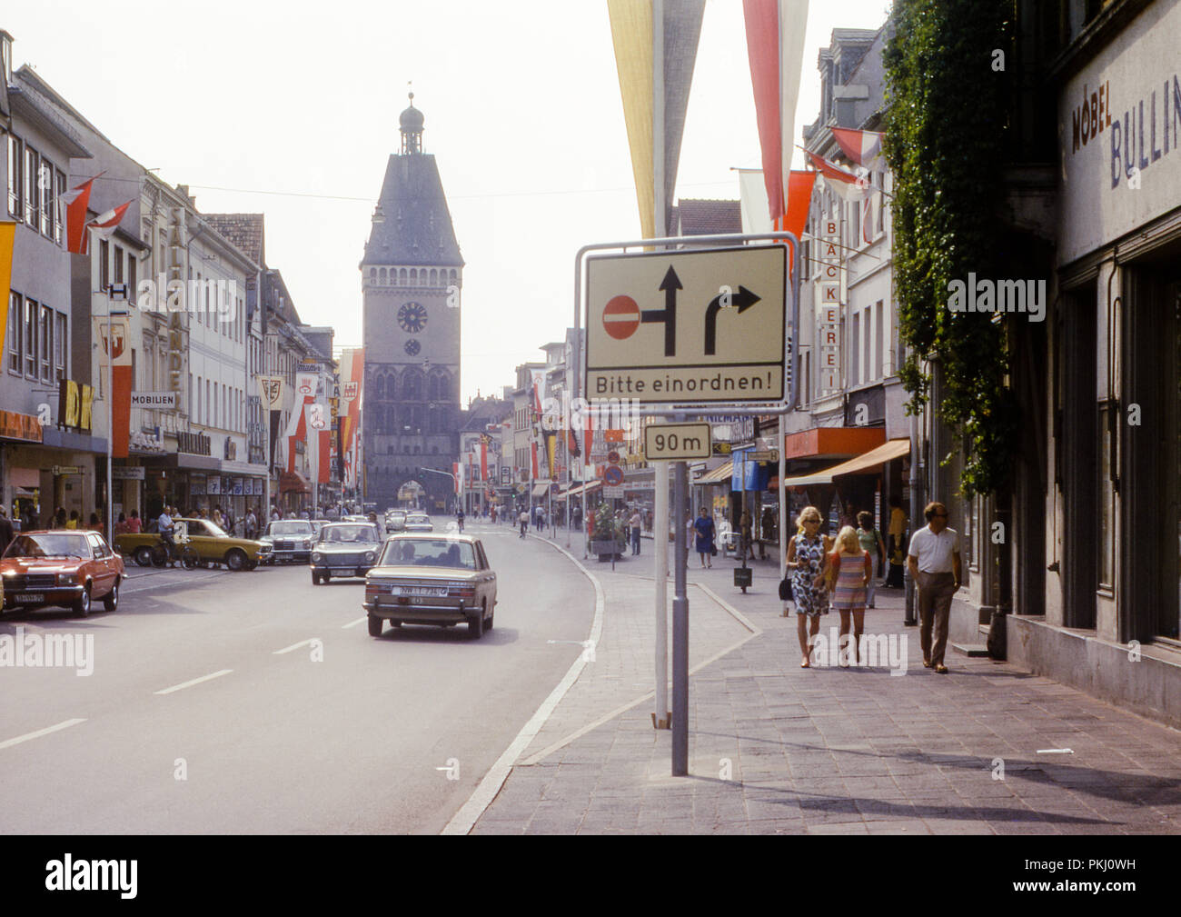 Maximilianstrasse, Speyer, Alemania mirando hacia la Torre del Reloj, antigua puerta (Altpoertel). Tomada en agosto de 1973. Foto de stock