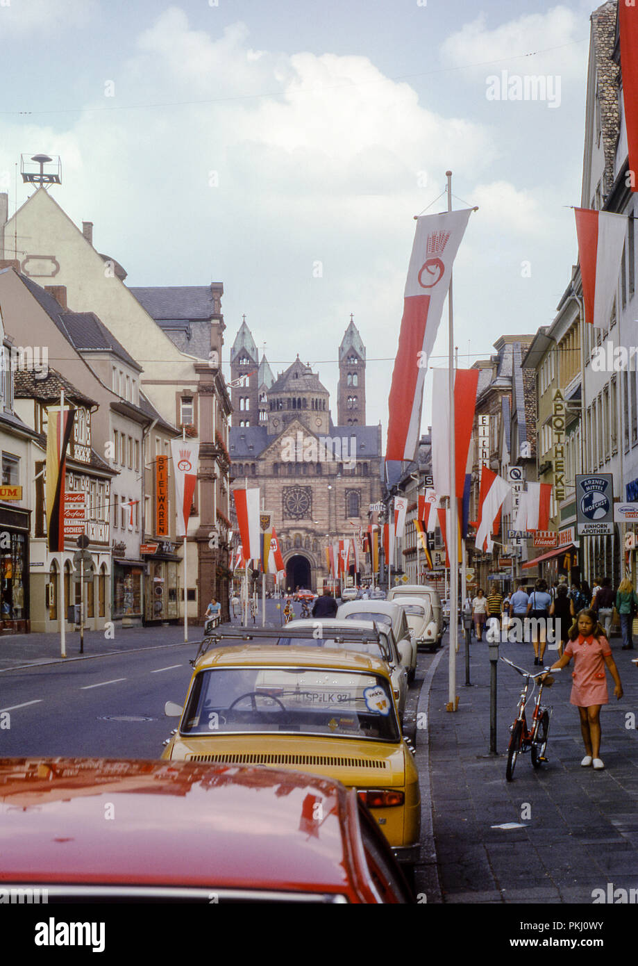 Como se ve desde la Catedral de Speyer Maximilianstrasse. Tomada en agosto de 1973. Foto de stock