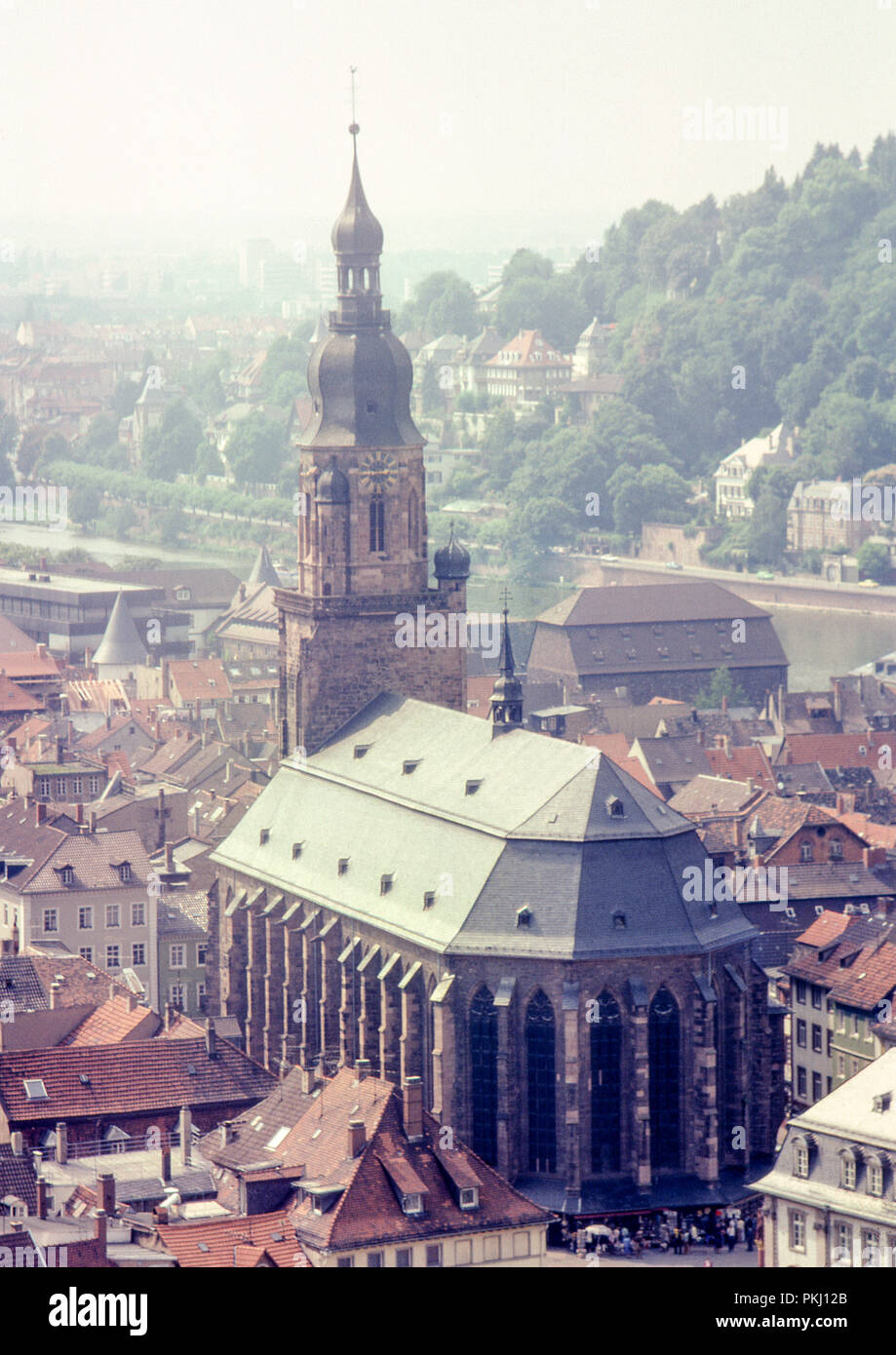 Iglesia del Espíritu Santo (Heiliggeistkirche), Heidelberg, Alemania. Como se ve desde el castillo de Heidelberg. Archivo original imagen tomada en septiembre de 1979. Foto de stock