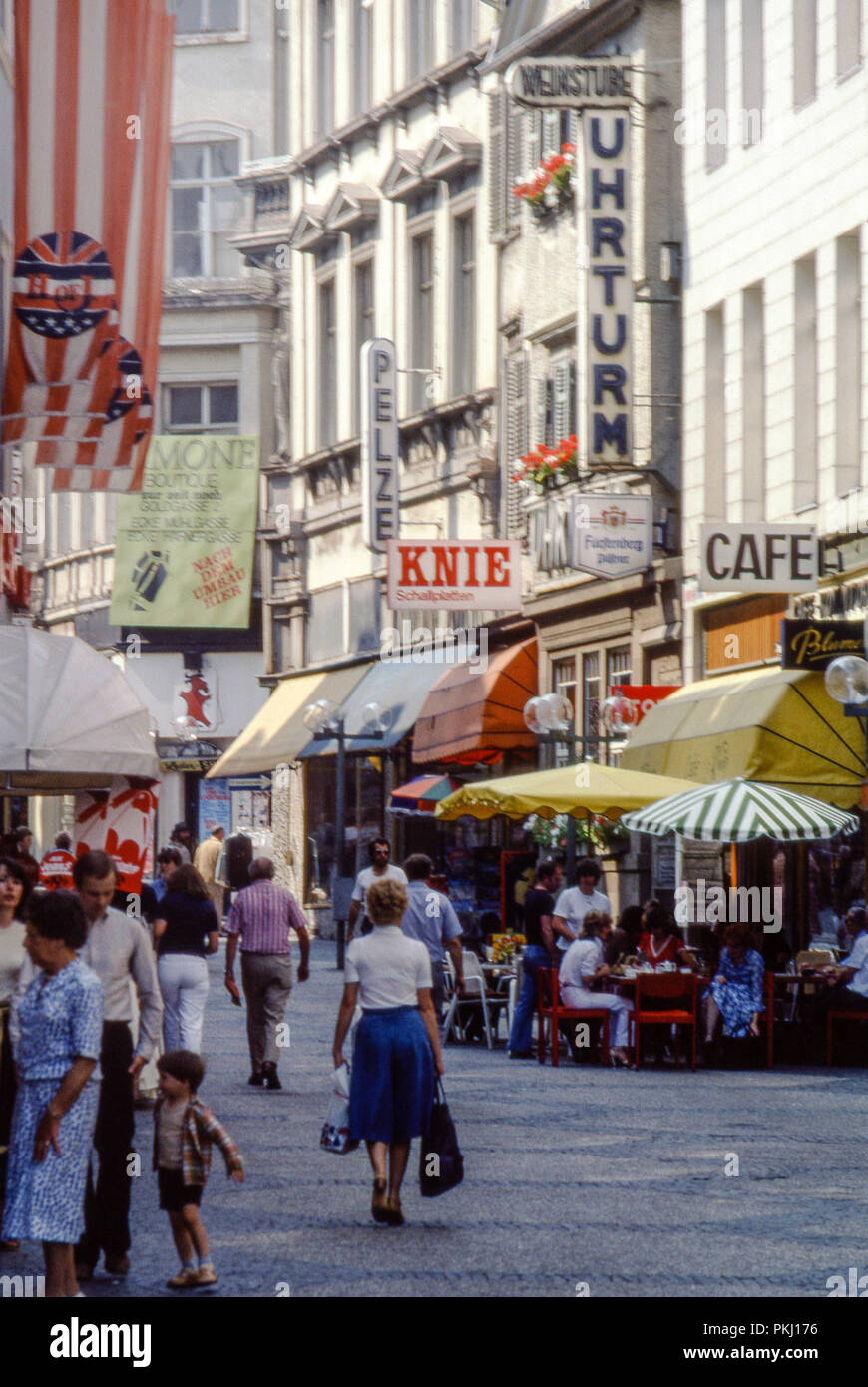 Popular y concurrida Marktstrasse (Marktstraße), Wiesbaden, Alemania, en 1979. Archivo original foto tomada en septiembre de 1979. Foto de stock