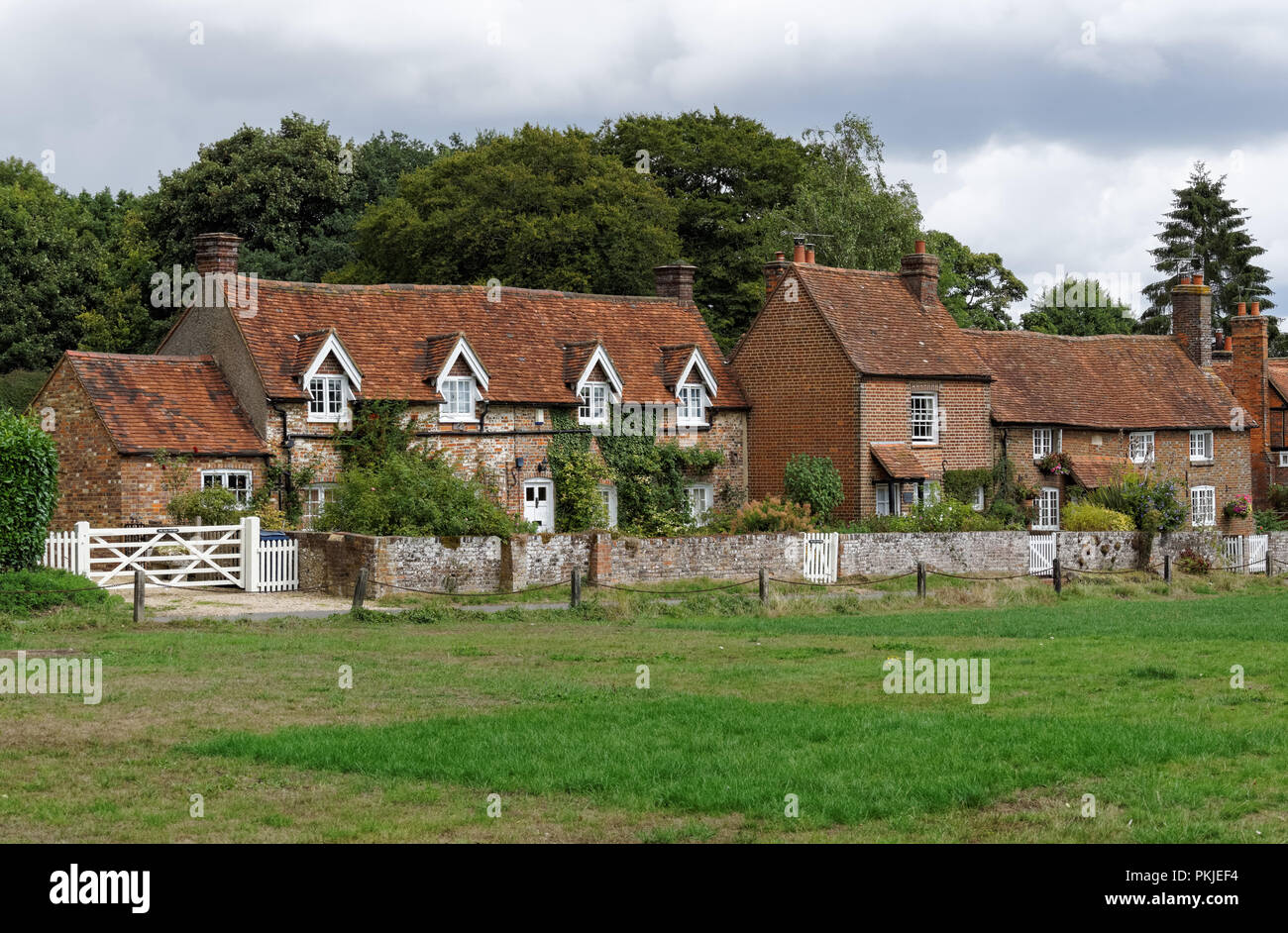 Casas en la aldea de Lee en las colinas de Chiltern, Buckinghamshire, Inglaterra, Reino Unido Foto de stock