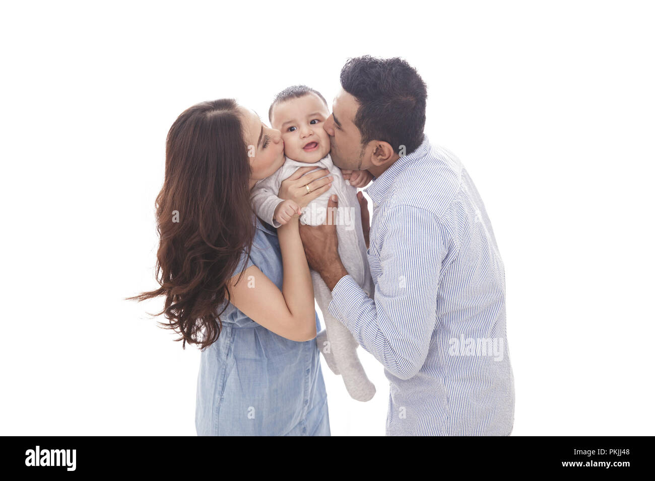 Mama Y Papa Besando A Su Lindo Bebe Fotografia De Stock Alamy
