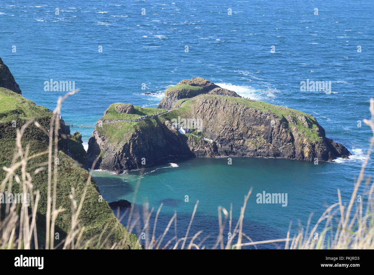 Carrick-A-Rede Rope Bridge cerca de Ballintoy, Coounty Antrim, Irlanda del Norte, abarcando un 30m de separación entre el continente y la Isla de Carrick. Propiedad de N.T. Foto de stock