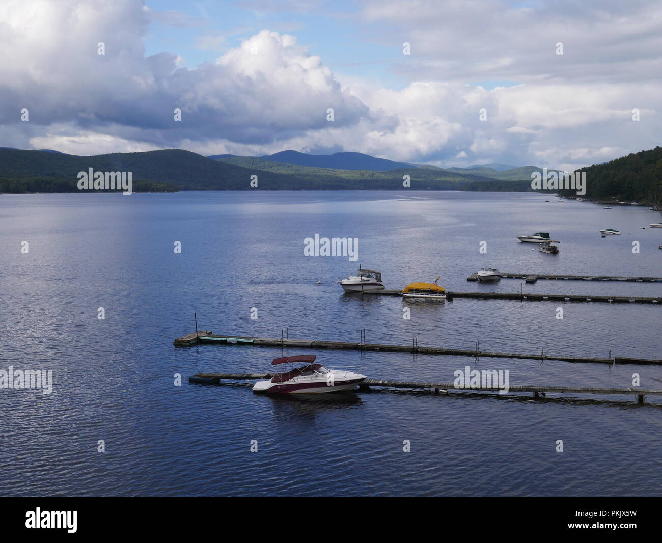 Embarcaciones ancladas en el lago de las montañas Adirondack del estado de Nueva York Foto de stock