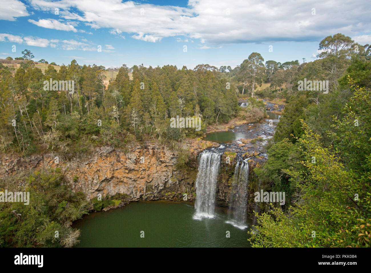Dangar espectacular cae en Río Bellinger derrama sobre acantilados rocosos con dobladillo con bosques y salpicar Emerald Pool cerca de Dorrigo, NSW, Australia Foto de stock