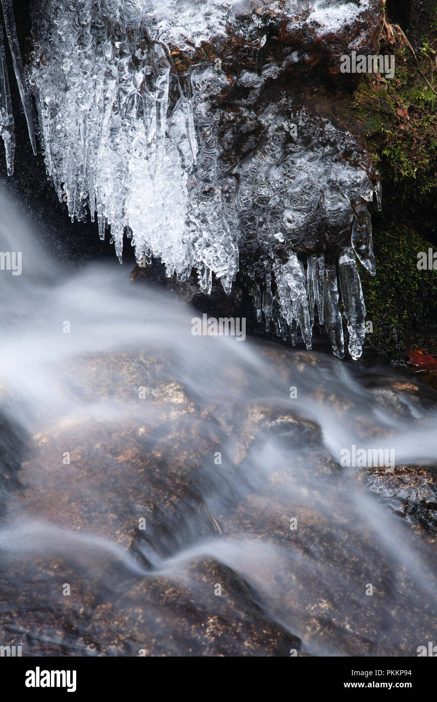 Carámbanos por un pequeño arroyo en Snowdonia, Gales del Norte en invierno Foto de stock