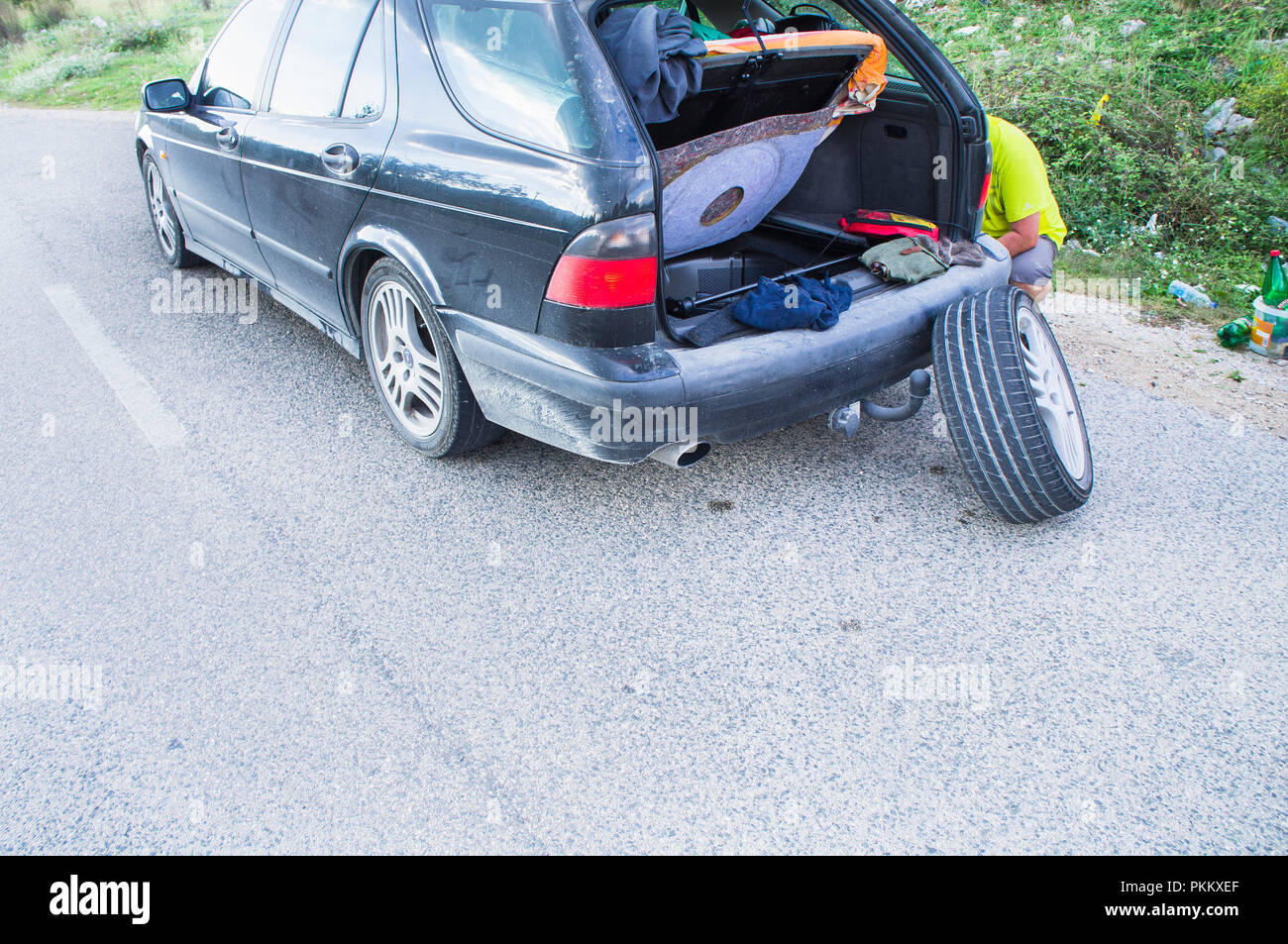 Saab, coche, vehículo, rueda pinchada, plana cubierta tubeless, neumáticos,  llantas, neumáticos, Rueda swap, swap, ruedas, fotografiado el 8 de  septiembre de 2018. (CTK Foto/lib Fotografía de stock - Alamy