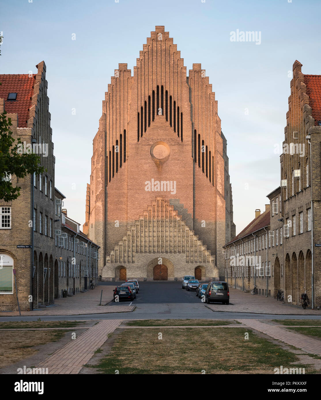 Copenhague. Dinamarca. La Iglesia de Grundtvig, y las casas circundantes. Diseñado por el arquitecto danés Peder Vilhelm Jensen Klint (1853-1930) 1913, construido en mí Foto de stock
