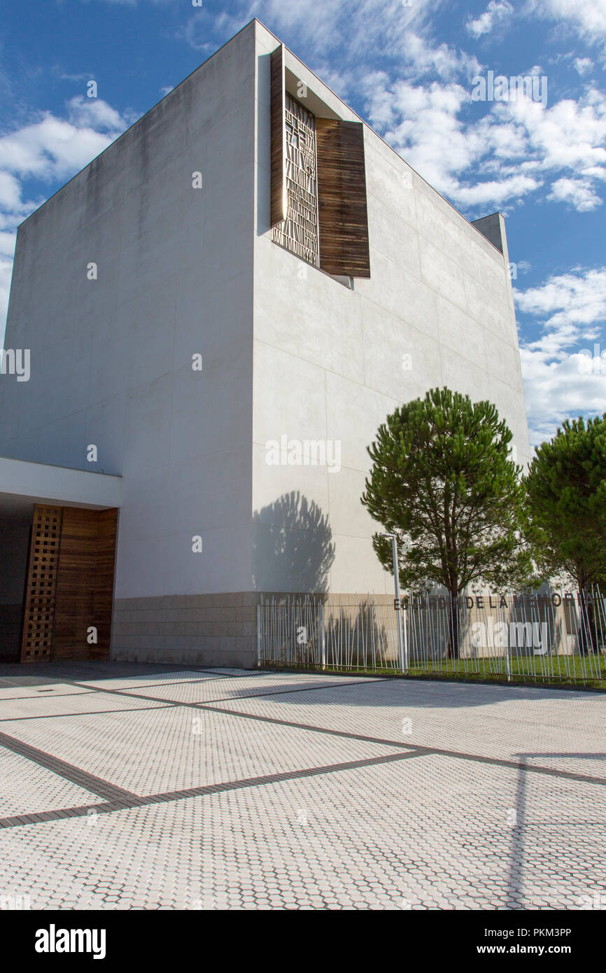 Exterior de la Iglesia, la Iglesia de Iesu Iesu, Rafael Moneo arquitecto, San Sebastián, Guipúzcoa, País Vasco, España Foto de stock