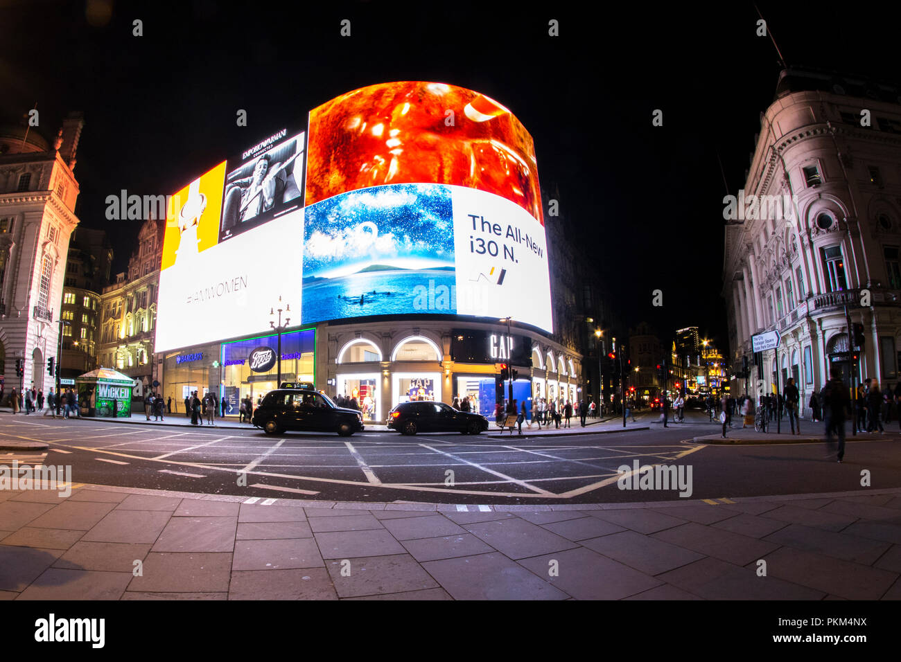 Picadilly Circus por noche en Londres Foto de stock