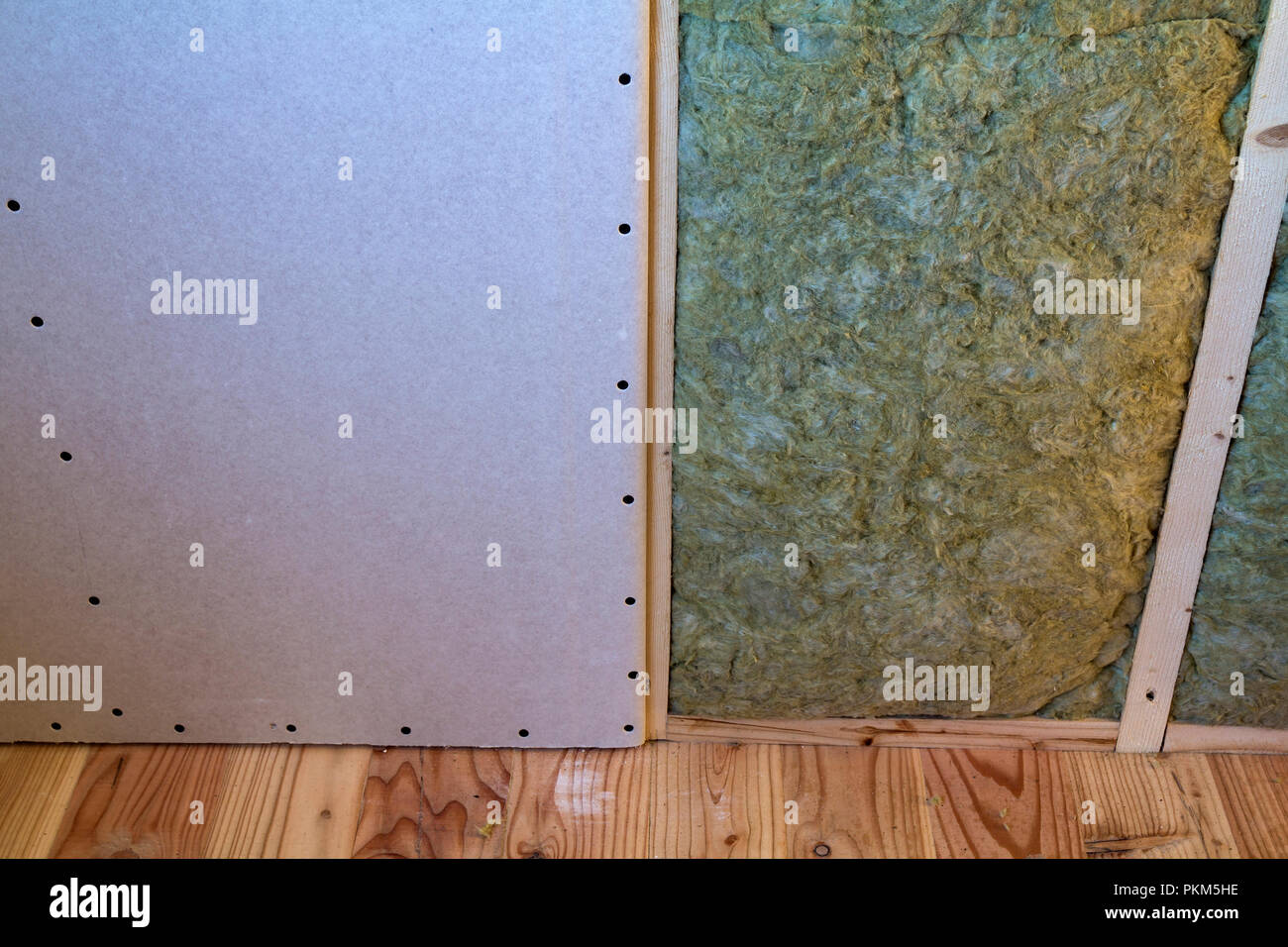 Bastidor De Madera Para Futuras Paredes Con Placas De Yeso Con