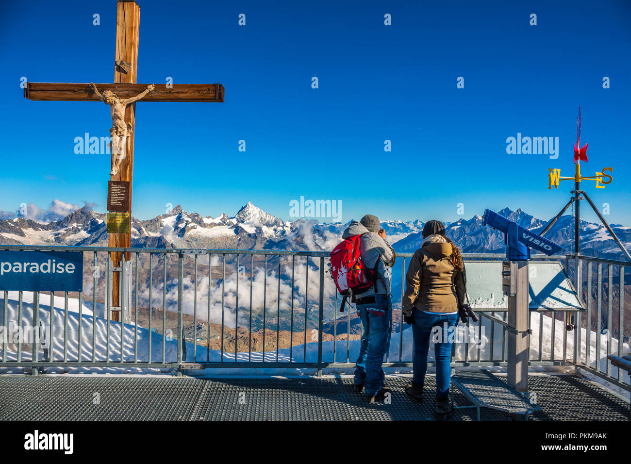 Terraza en la cumbre. Klein Matterhorn (Matterhorn Glacier Paradise). ( 3883 metros). Zermatt. Alpes suizos . El Valais. Suiza. Europa. Foto de stock