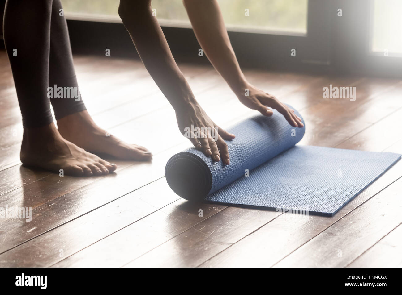 Consciente de la meditación o sesiones de gimnasia en casa concepto Foto de stock