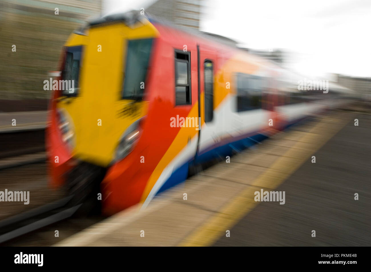 Sudoeste en la plataforma del tren en la estación terrestre de Vauxhall, Londres, Inglaterra Foto de stock
